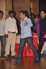 Salman Khan at Honey Bhagnani wedding in Mumbai on 27th Feb 2012 (140).JPG
